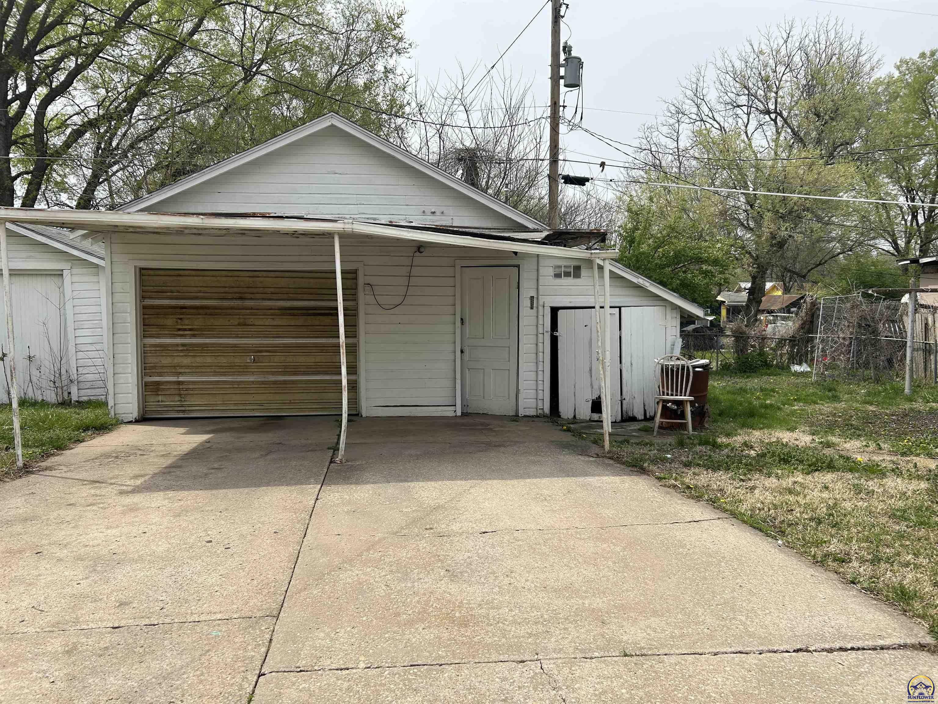 Property Photo: 555 SE Burr St KS 66607