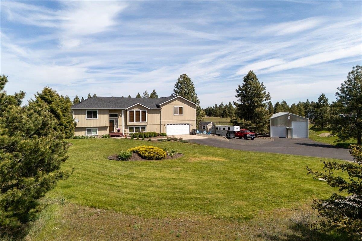 Property Photo: 17206 W Buckboard Ave WA 99022