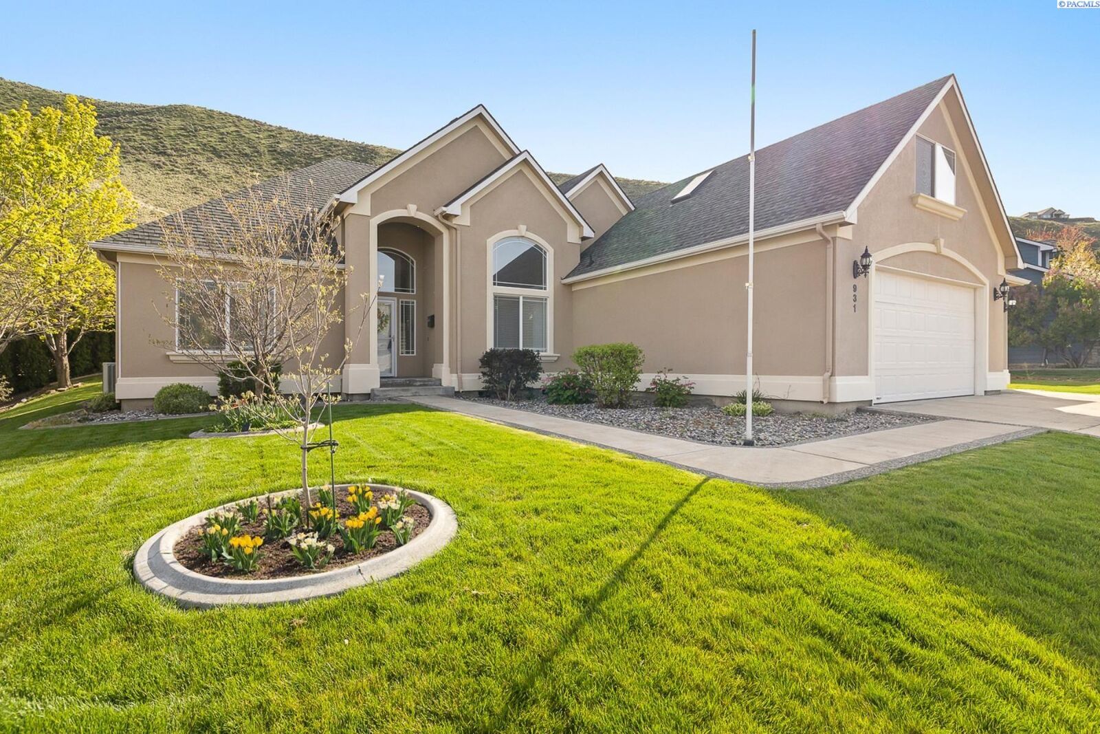 Property Photo:  931 Clermont Dr  WA 99352 