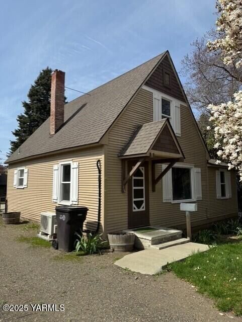 Property Photo: 216 N 30th Ave WA 98902