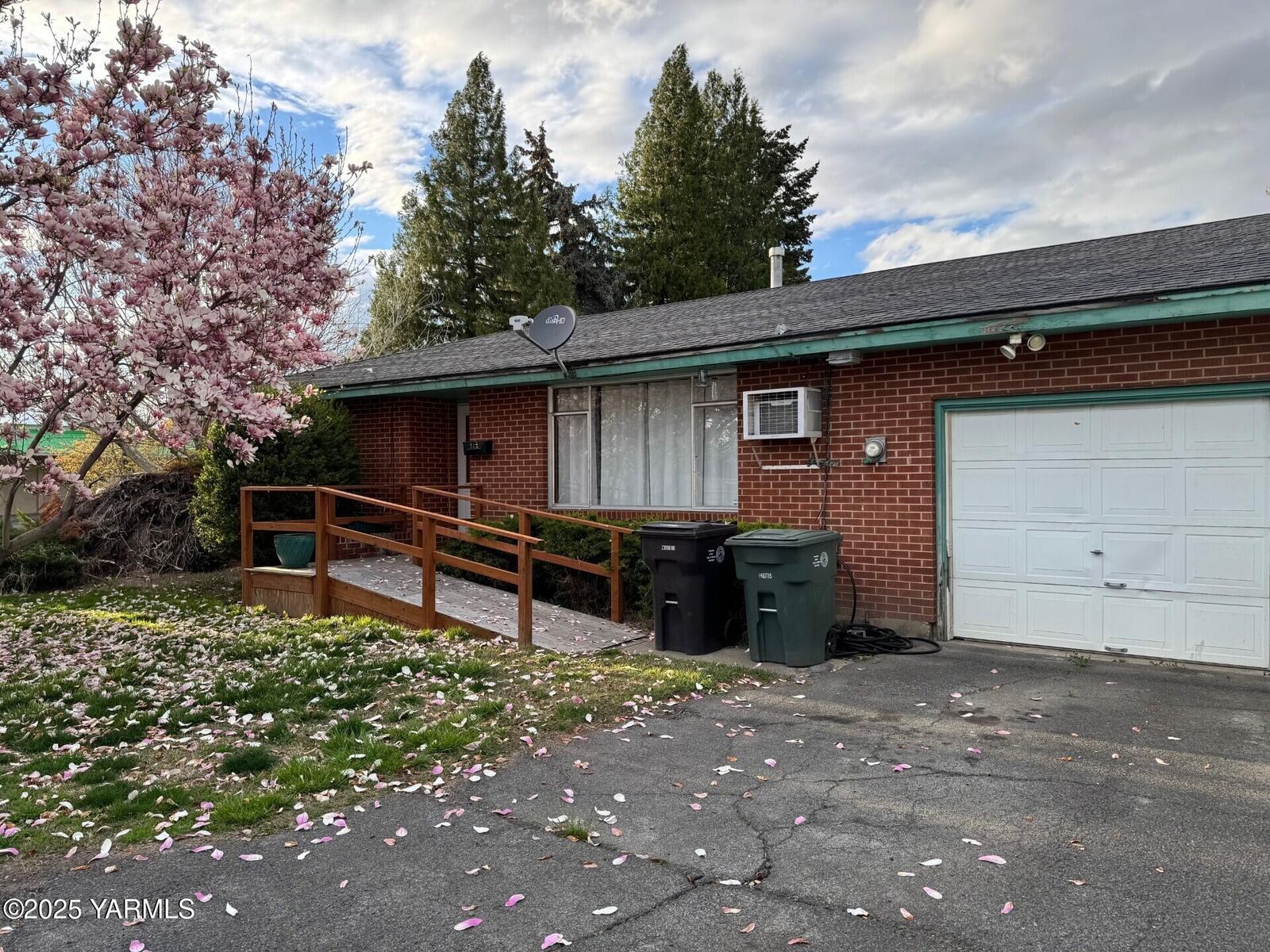 Property Photo: 615-617 S 36th Ave WA 98902