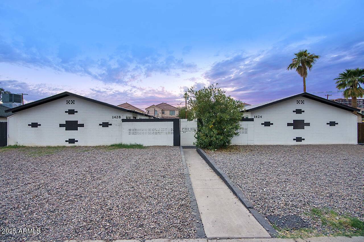 Property Photo: 1424 S Stanley Place AZ 85281