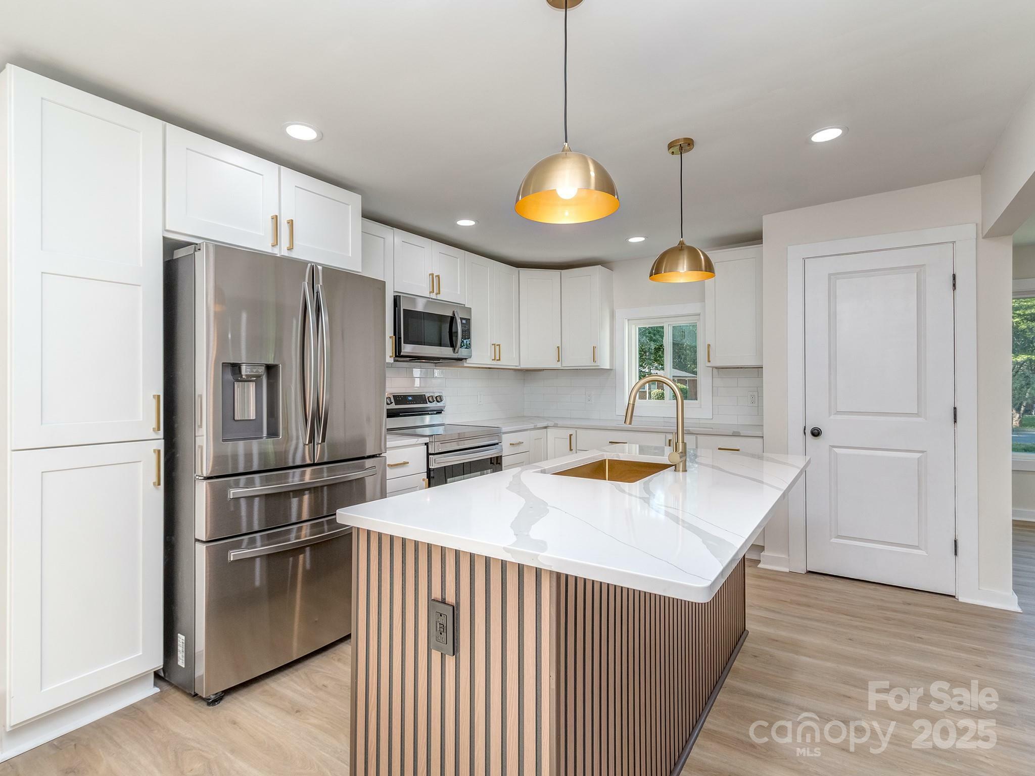 Property Photo:  2717 Springway Drive  NC 28205 