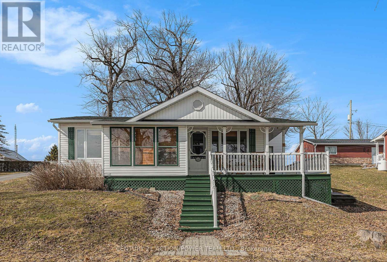 Property Photo: 2839 Domaine Chartrand Street East ON K0B 1J0