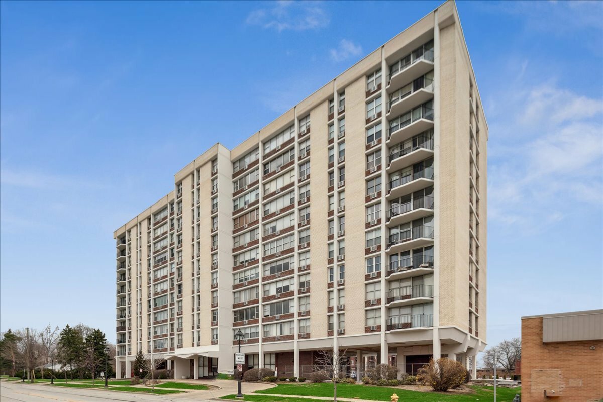 Property Photo: 33 N Main Street 6F IL 60148