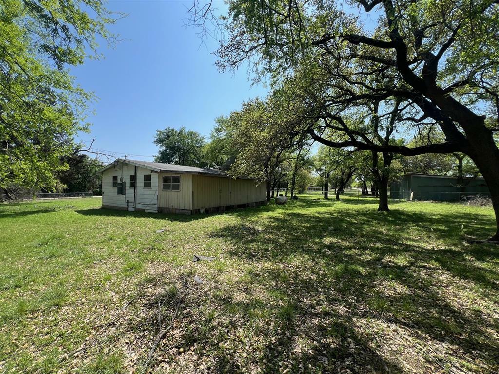 Property Photo: 305 County Road 1607 TX 76634