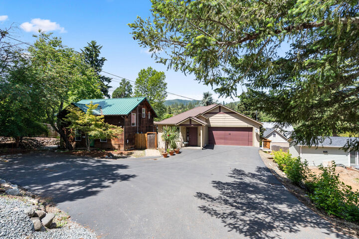 420 S 5th Street  Jacksonville OR 97530 photo