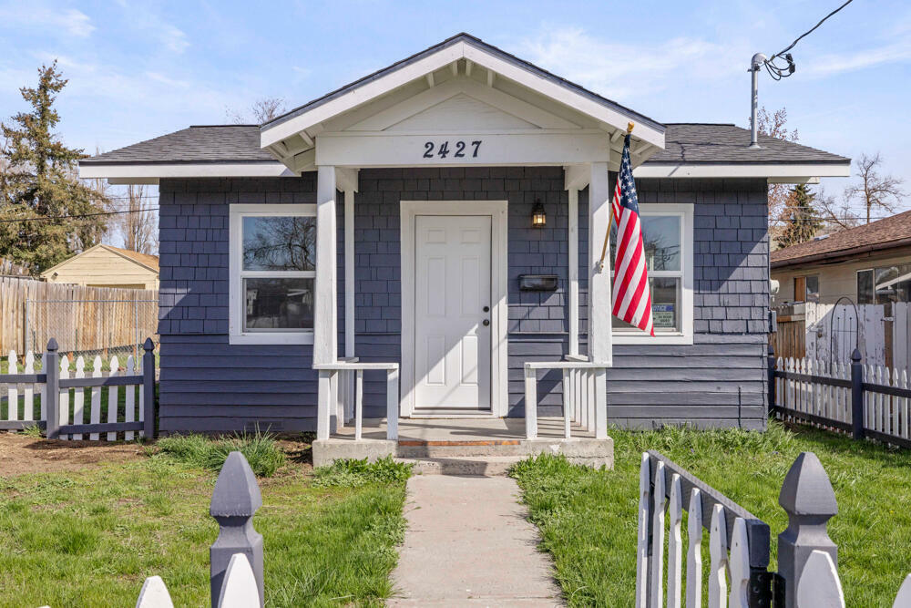 Property Photo: 2427 Garden Avenue OR 97601