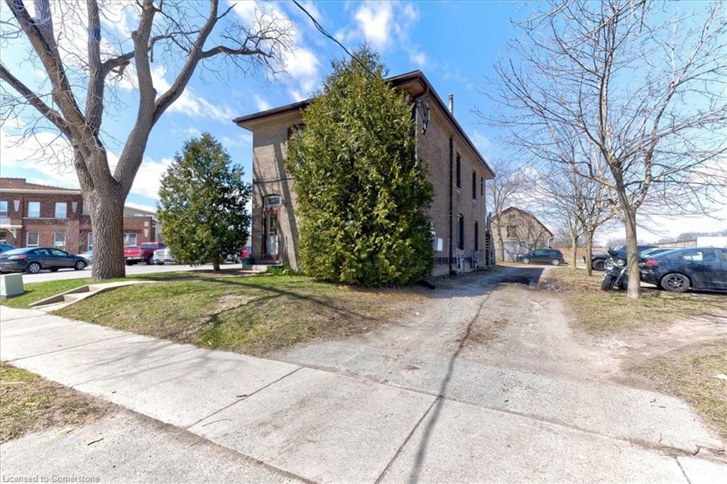 Property Photo: 135 Sherwood Drive ON N3T 1N8