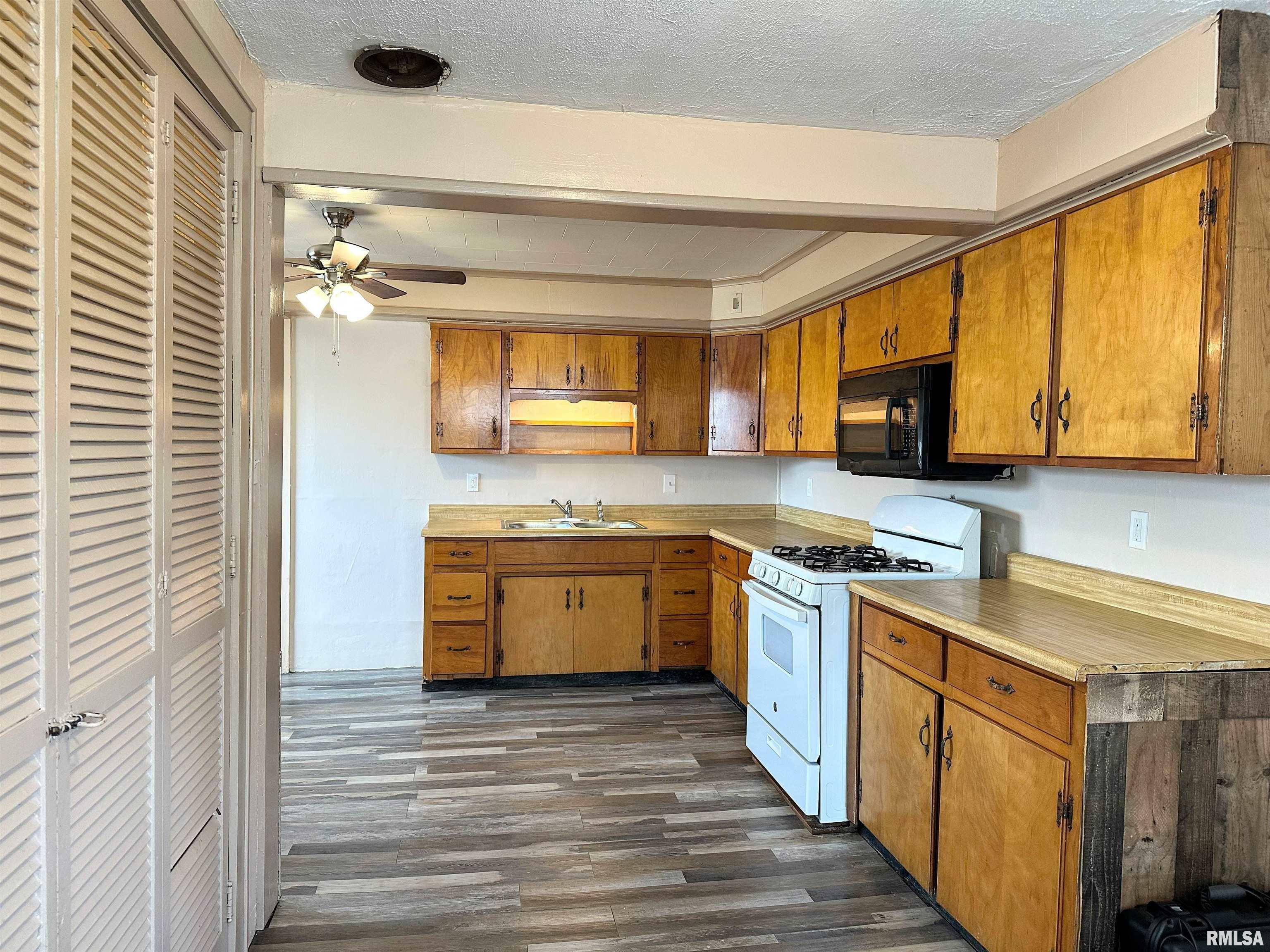 Property Photo: 403 S State Street IL 62822