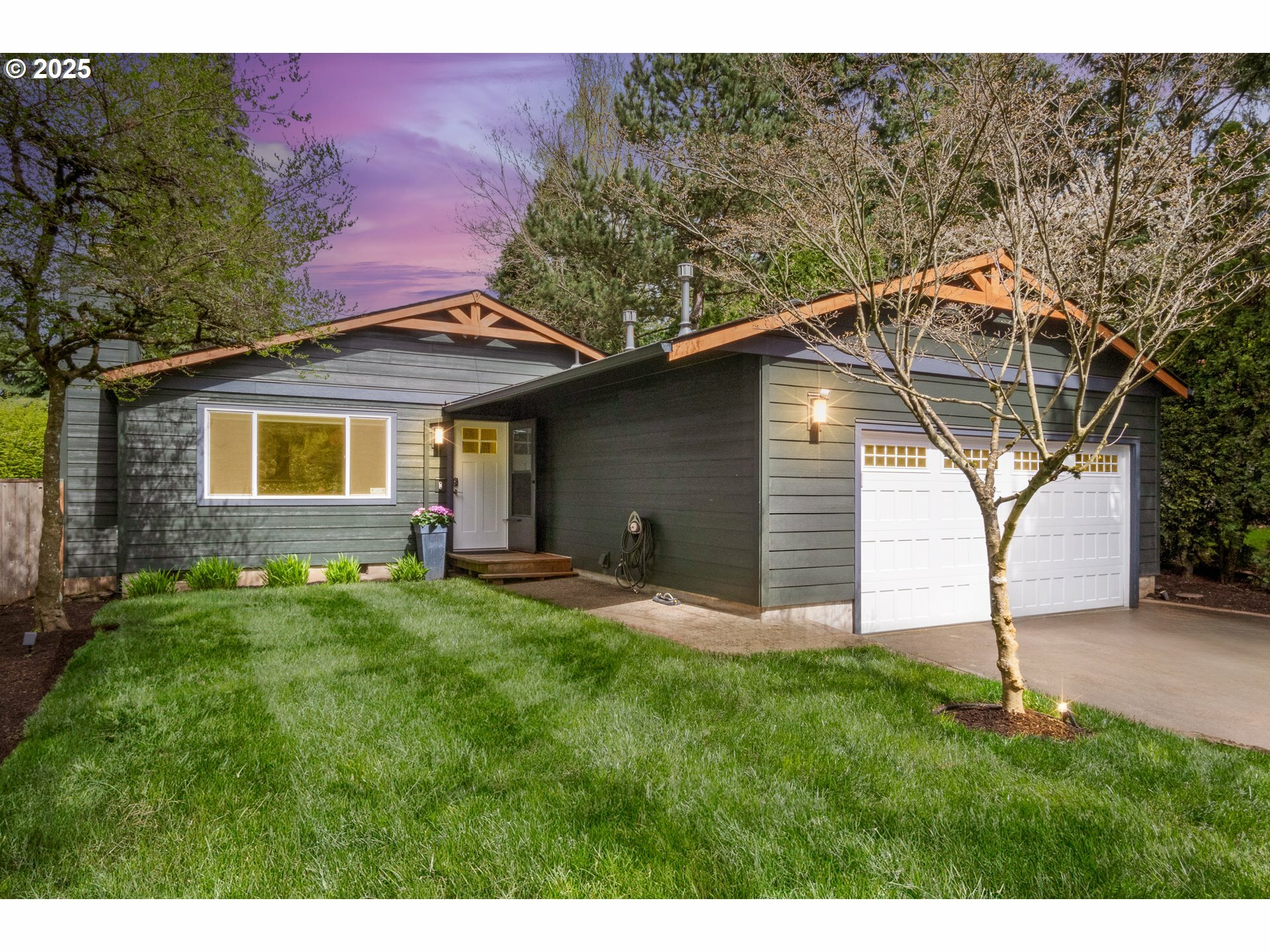 Property Photo: 4927 SW Pomona St OR 97219
