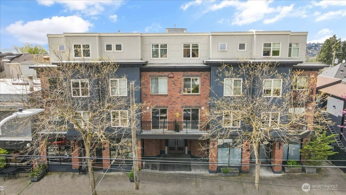Property Photo: 1909 10th Avenue W 301 WA 98119
