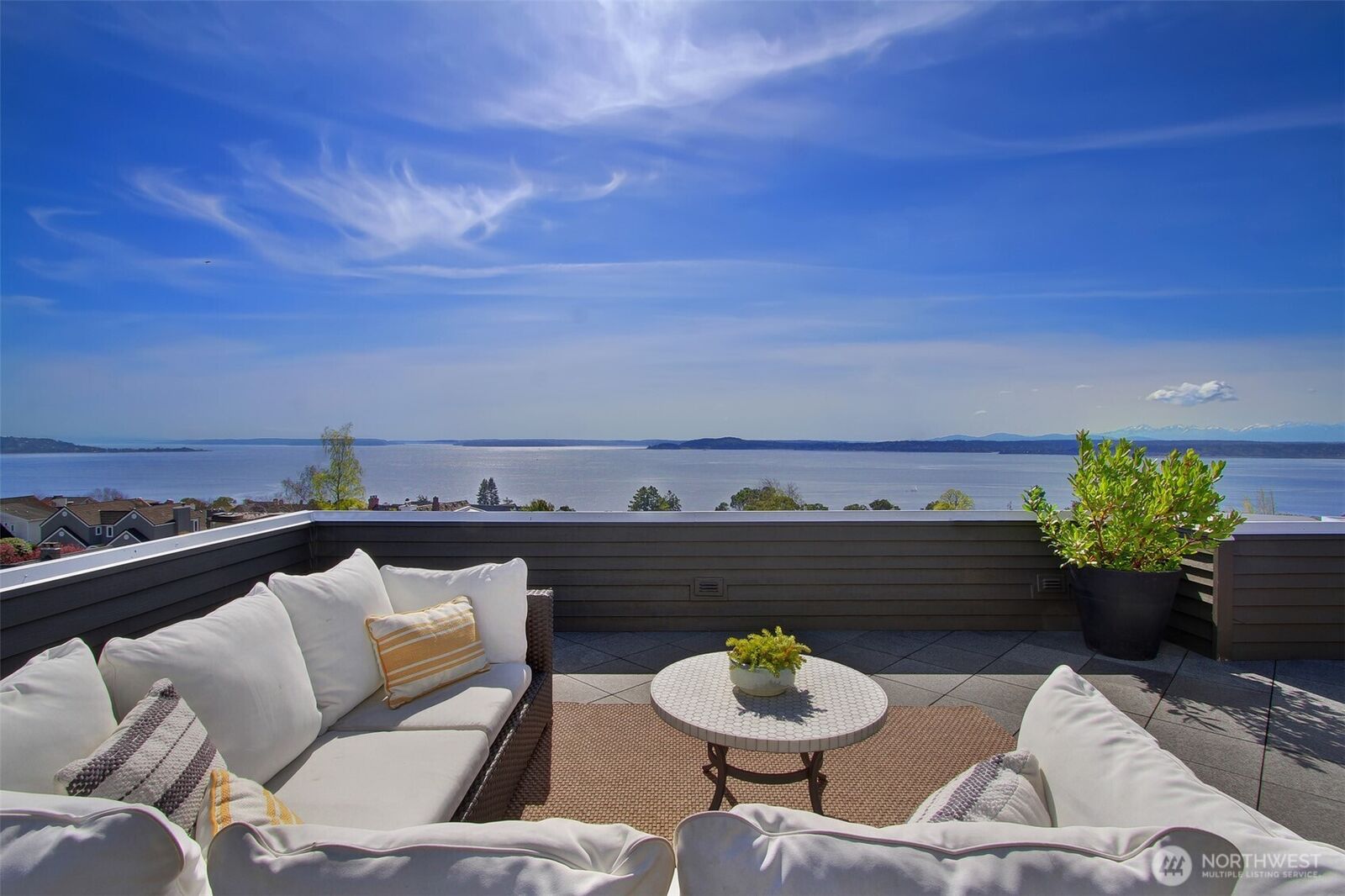 Property Photo: 2517 Westmont Way W WA 98199