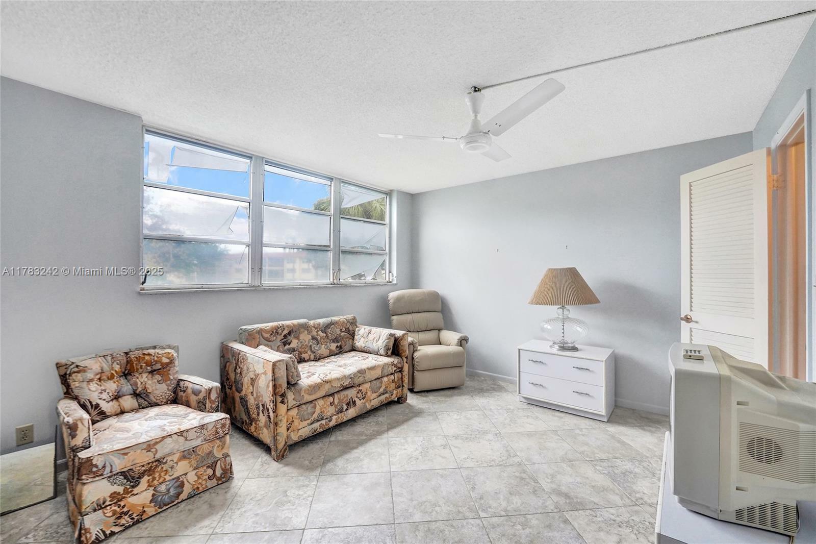 Property Photo: 811 S Hollybrook Dr 207 FL 33025