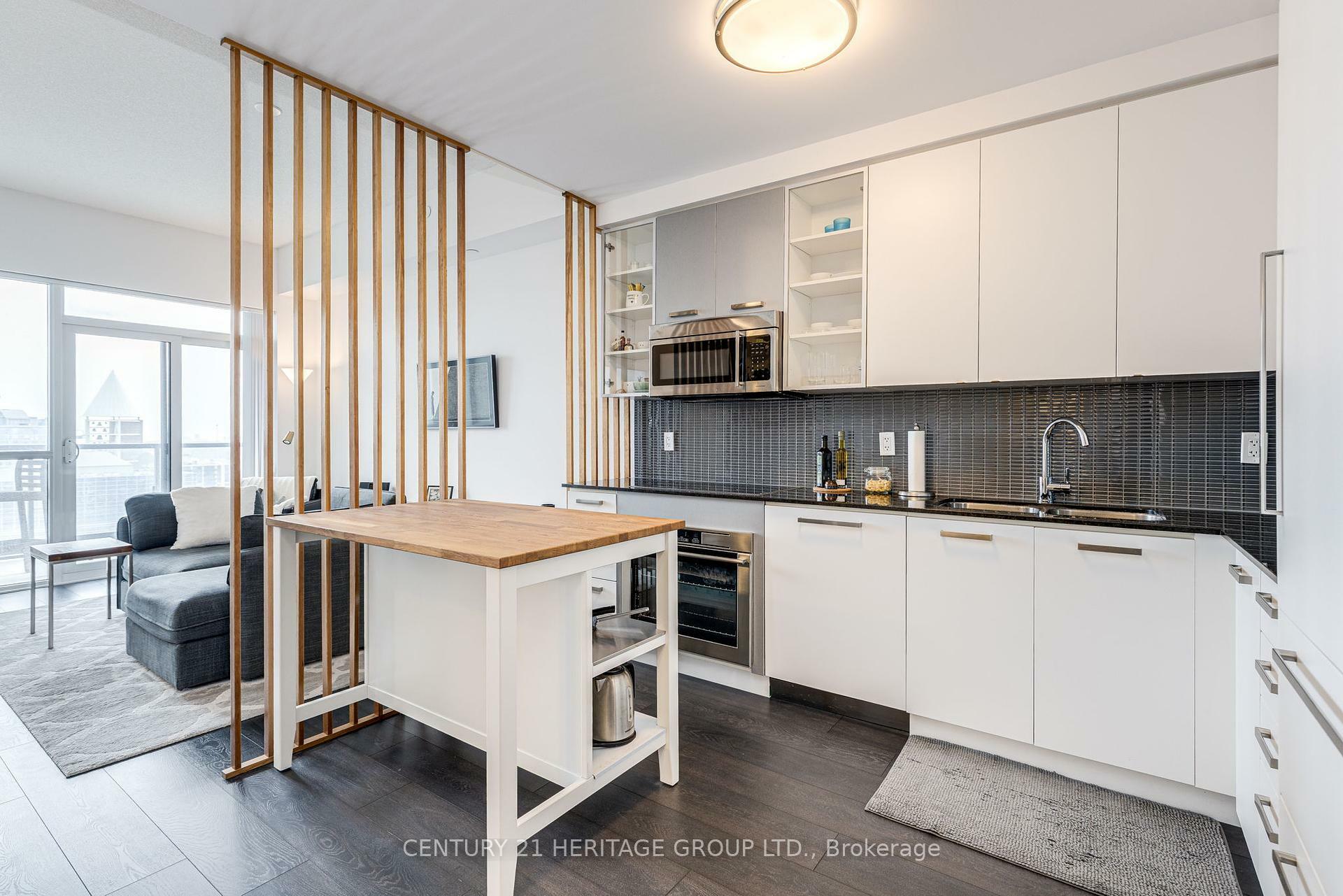Property Photo: 5168 Yonge Street 3701 ON M2N 0G1
