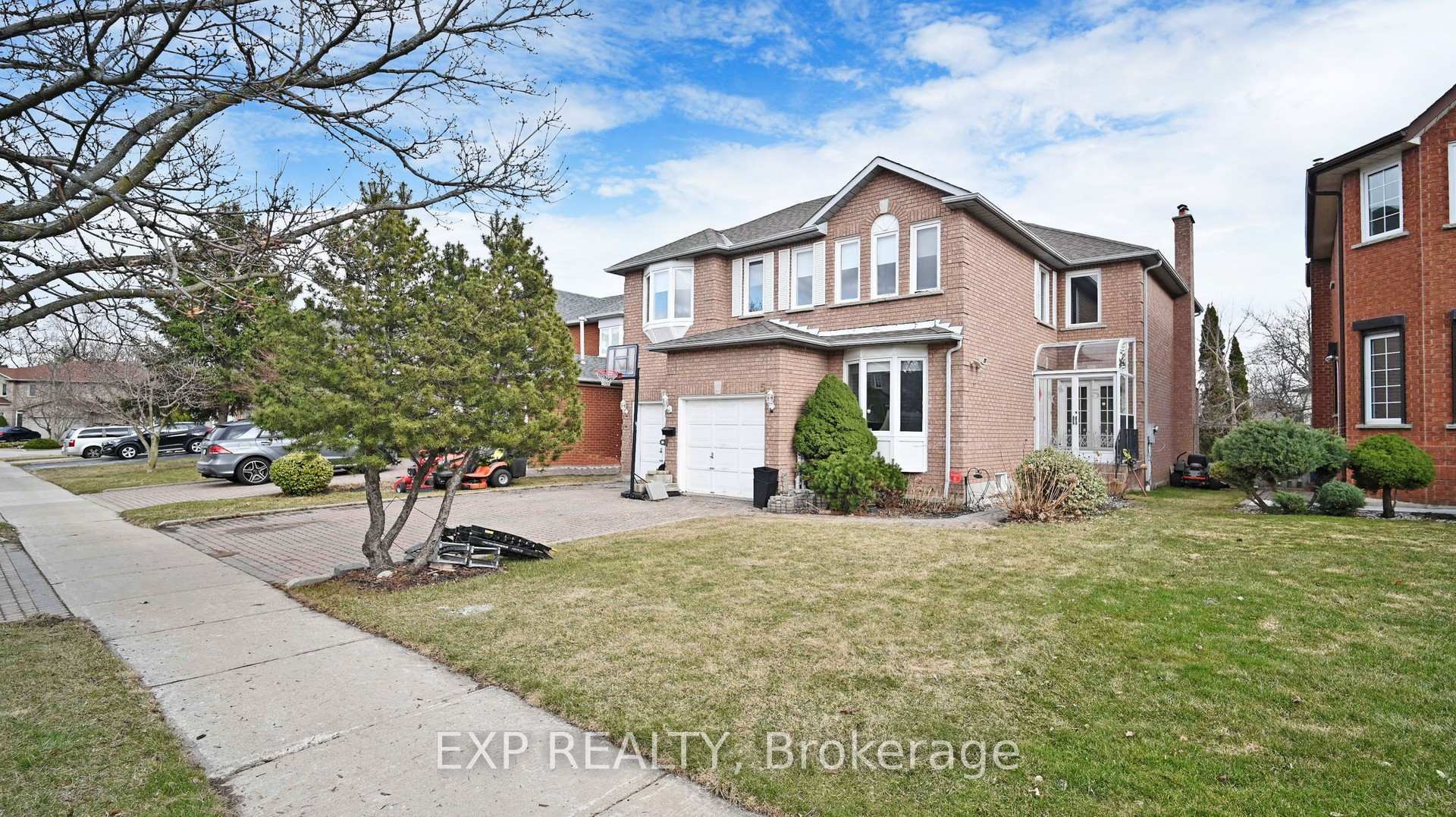 Property Photo: 5 Jardin Hill Court ON M2H 3R8
