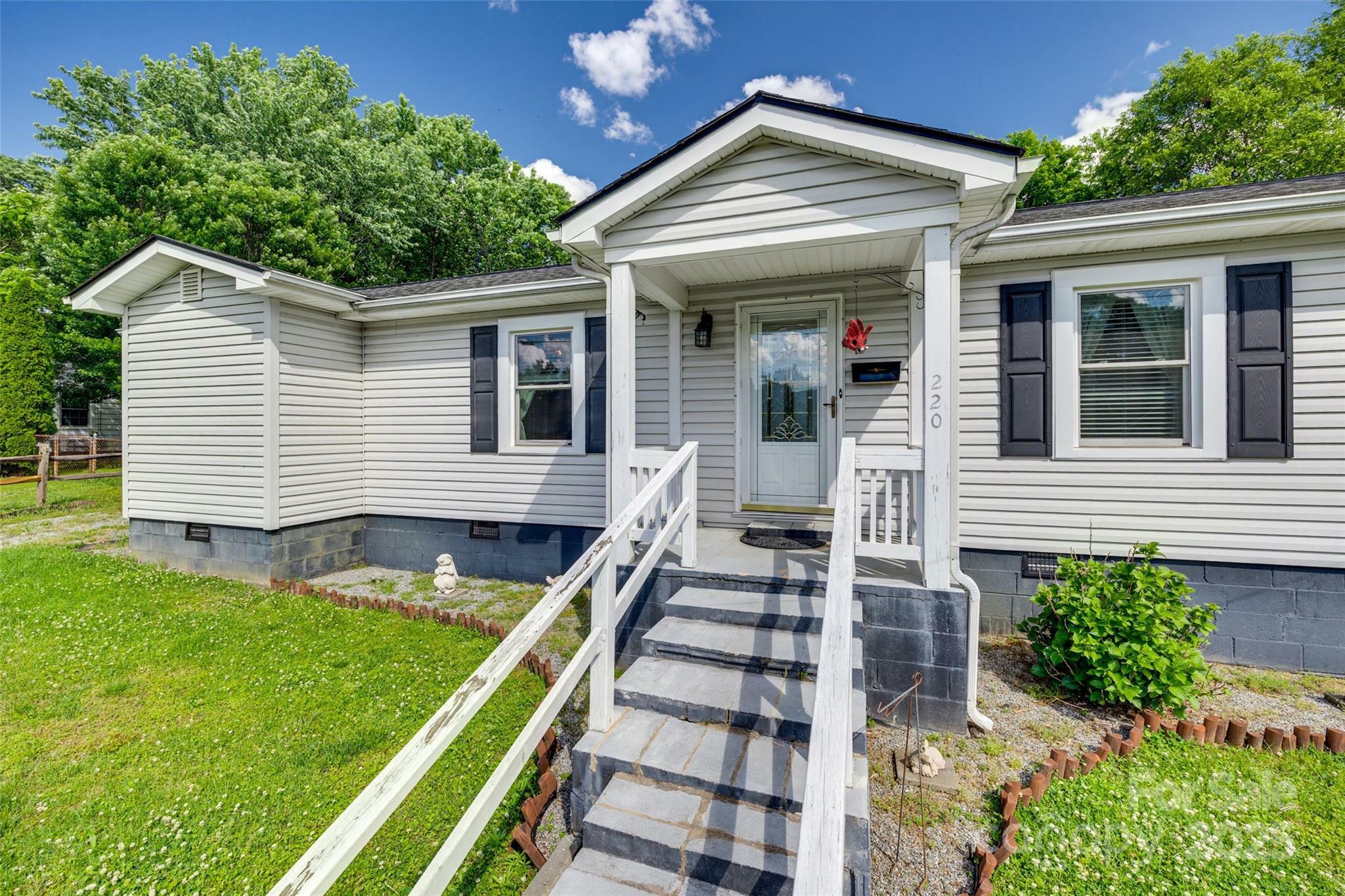 Property Photo: 220 Tomberlin Road NC 28120