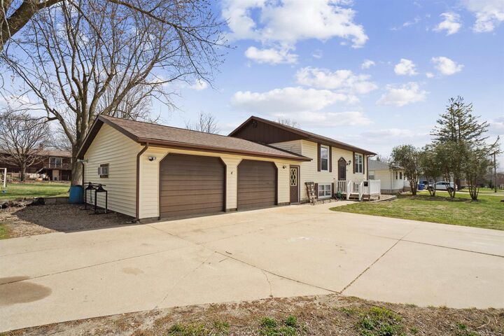 Property Photo:  625 6th Ave NE  IA 50662 