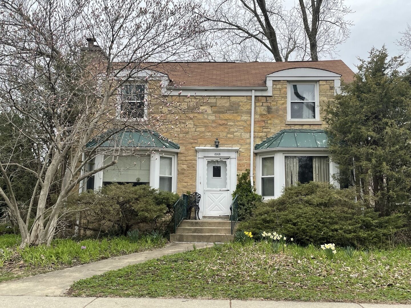 Property Photo: 6908 N Mendota Avenue IL 60646