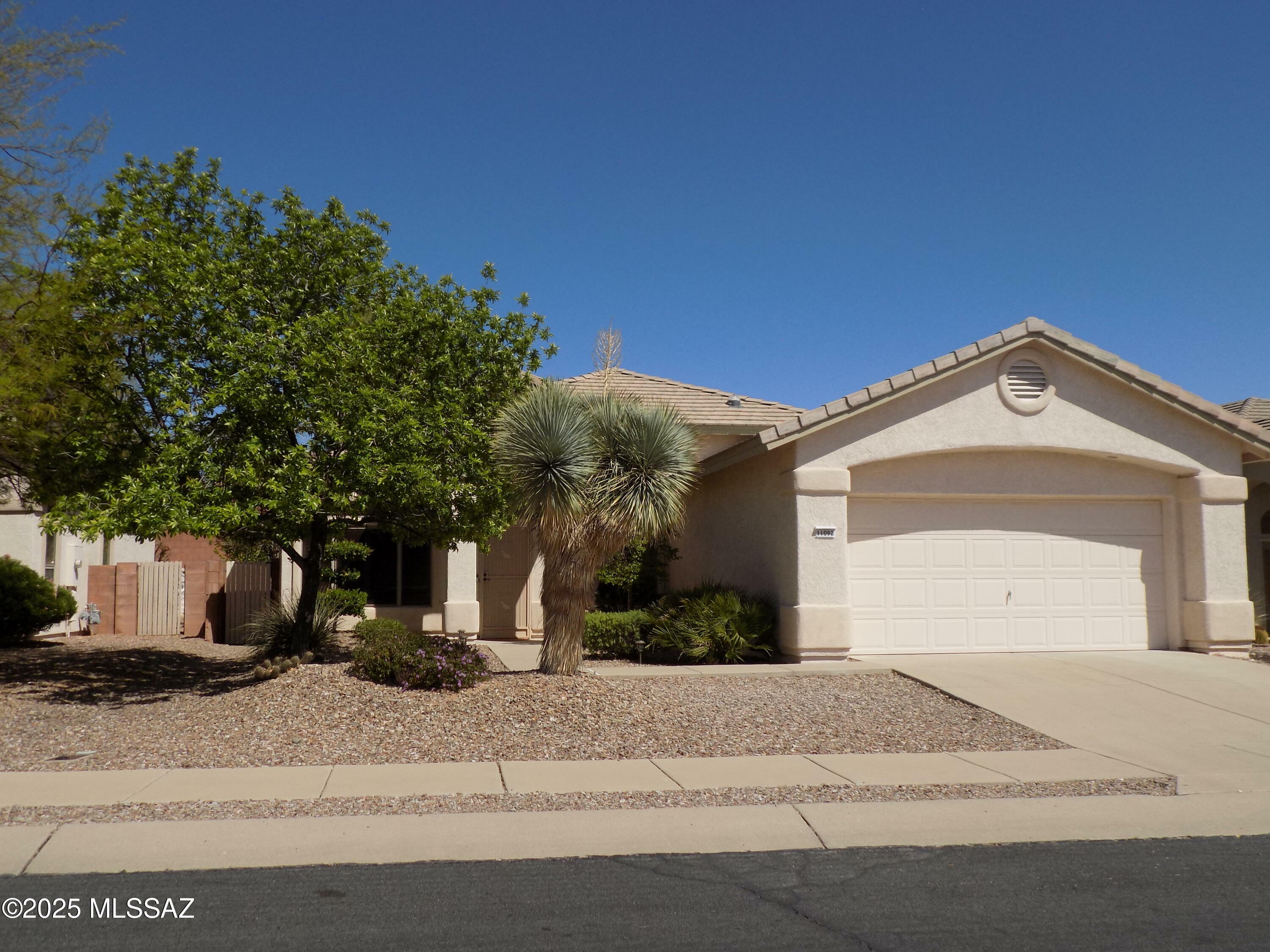 Property Photo: 11092 N Eagle Crest Drive AZ 85737