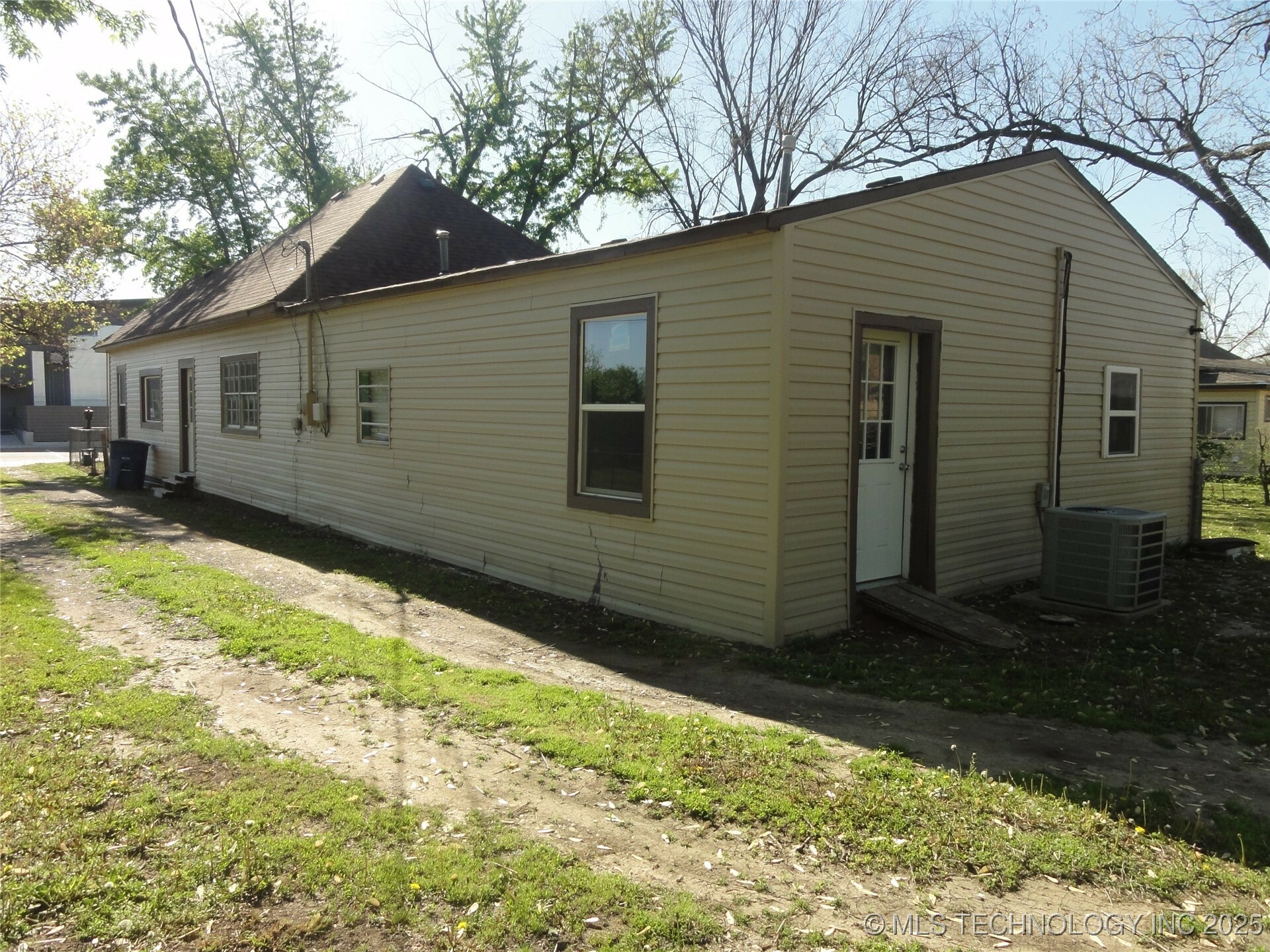 Property Photo:  318 S Pecan Street  OK 74048 