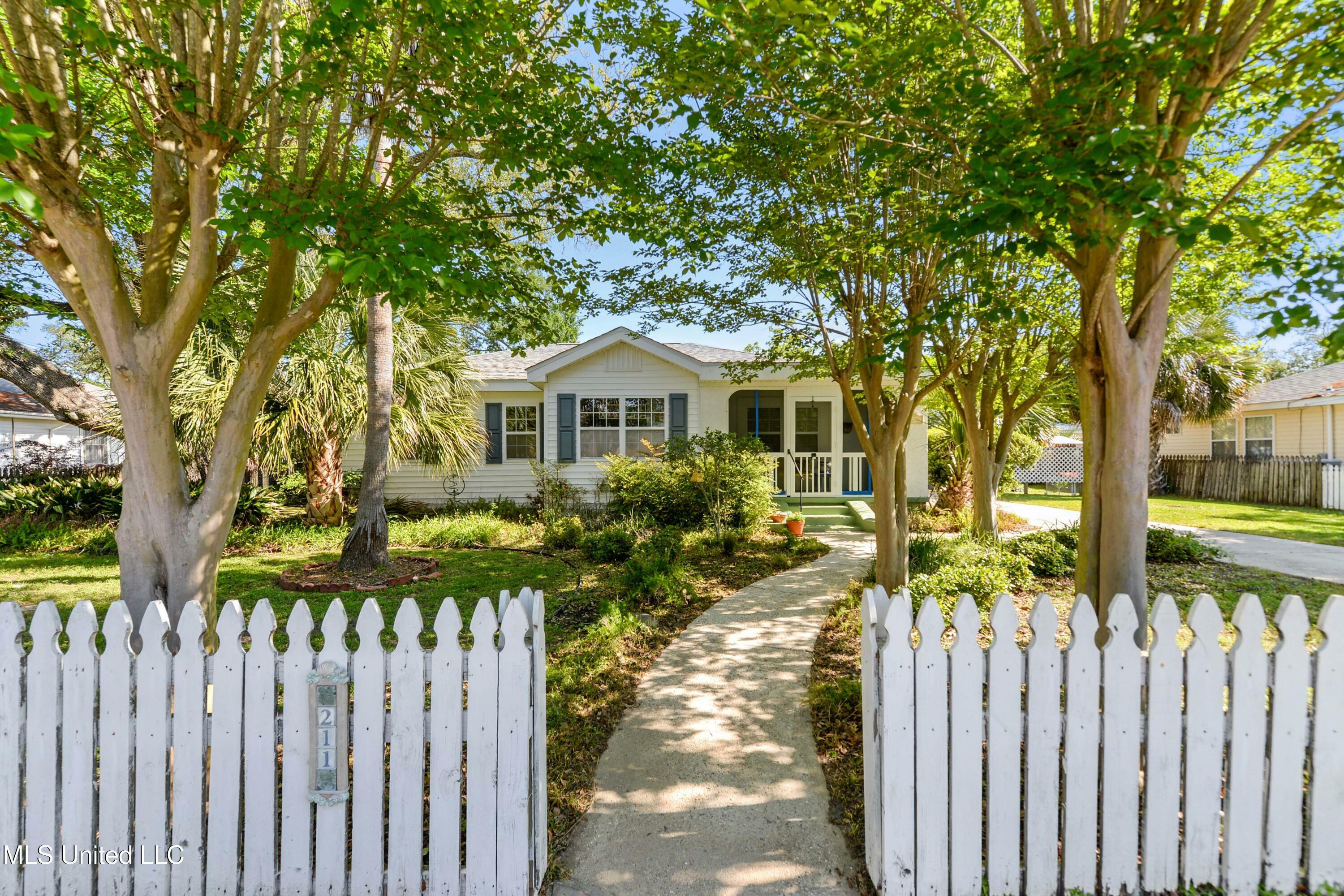 211 Demontluzin Avenue  Bay Saint Louis MS 39520 photo