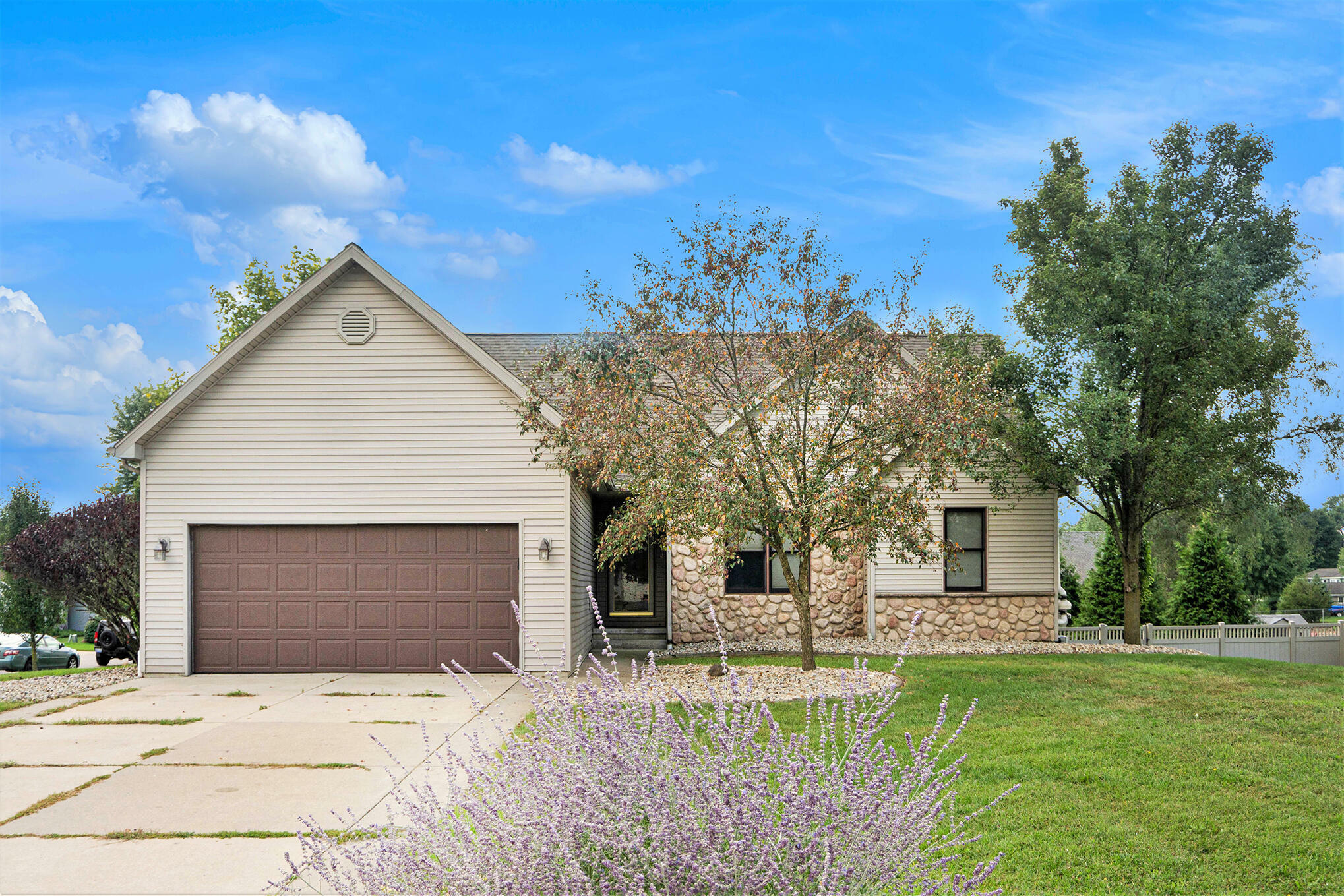 Property Photo: 2109 Appleway Drive MI 49203