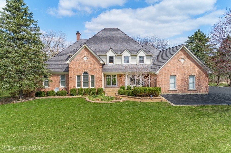 Property Photo: 26 Stone Ridge Drive IL 60010