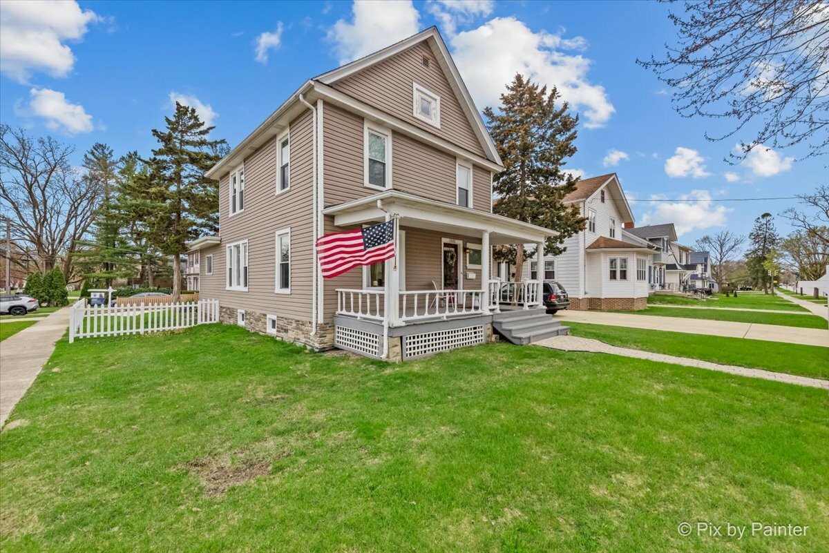Property Photo:  1102 W Galena Boulevard  IL 60506 