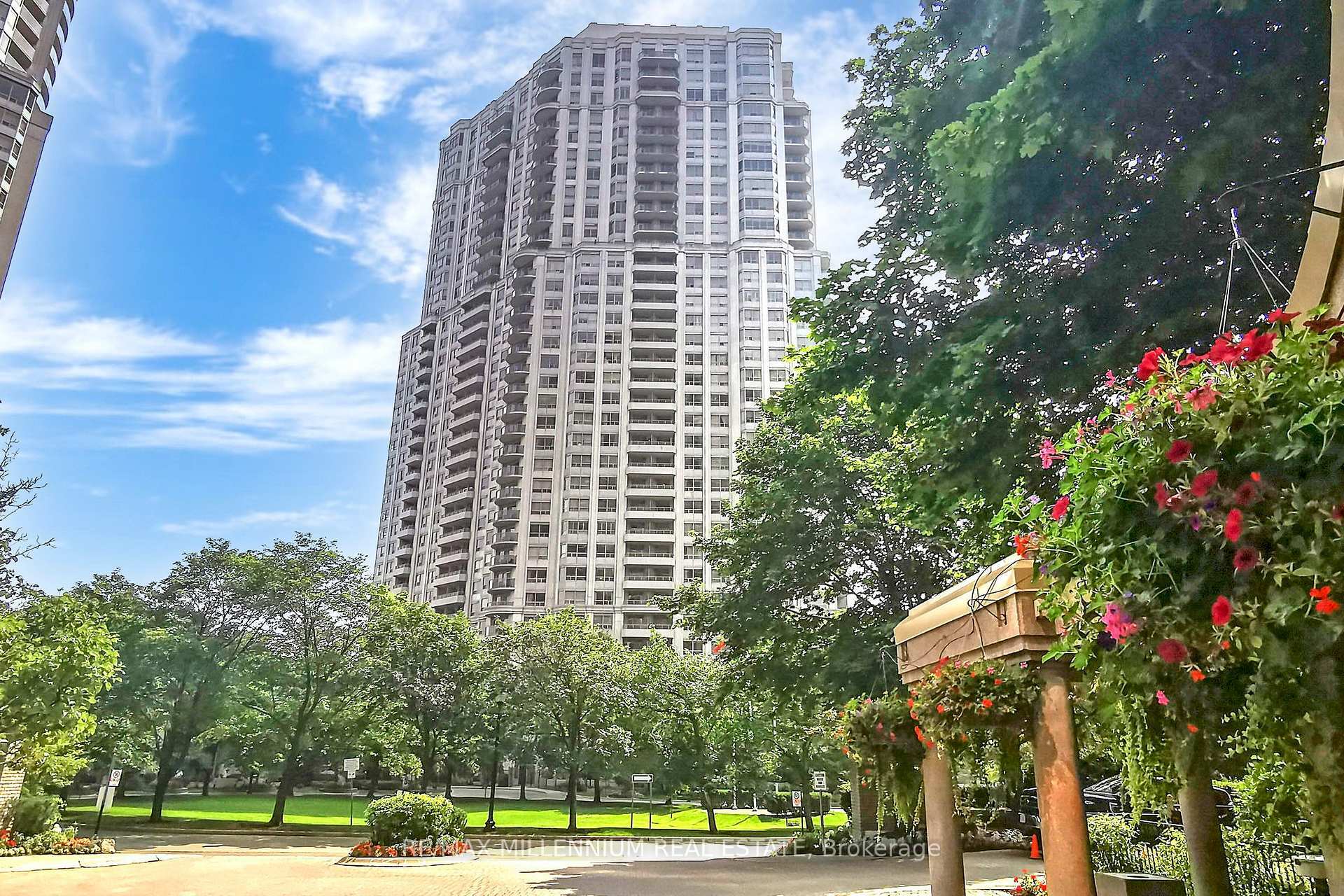 Property Photo:  25 Kingsbridge Garden Circle 423  ON L5R 4B1 