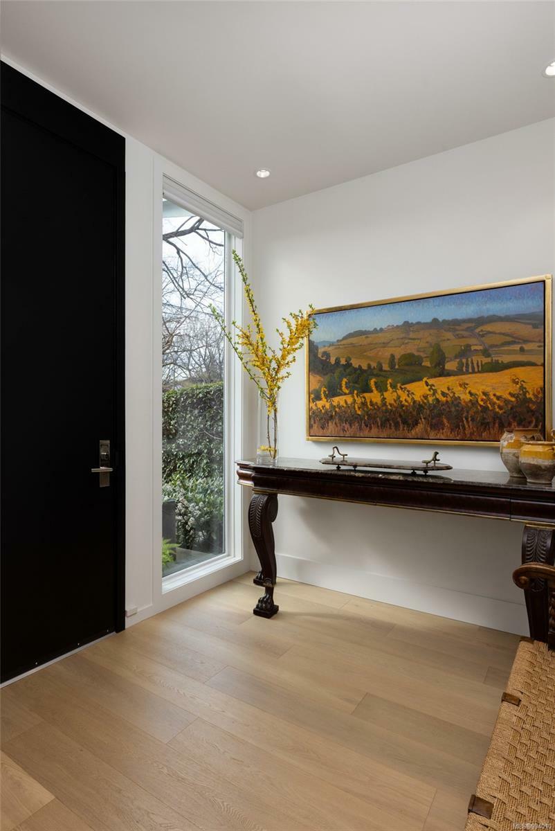 Property Photo: 1638 Hollywood Cres BC V8S 1H9