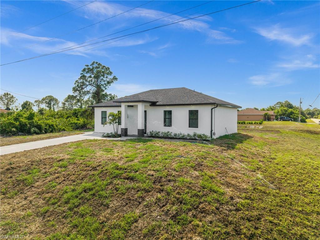Property Photo: 371 Peerless St FL 33974