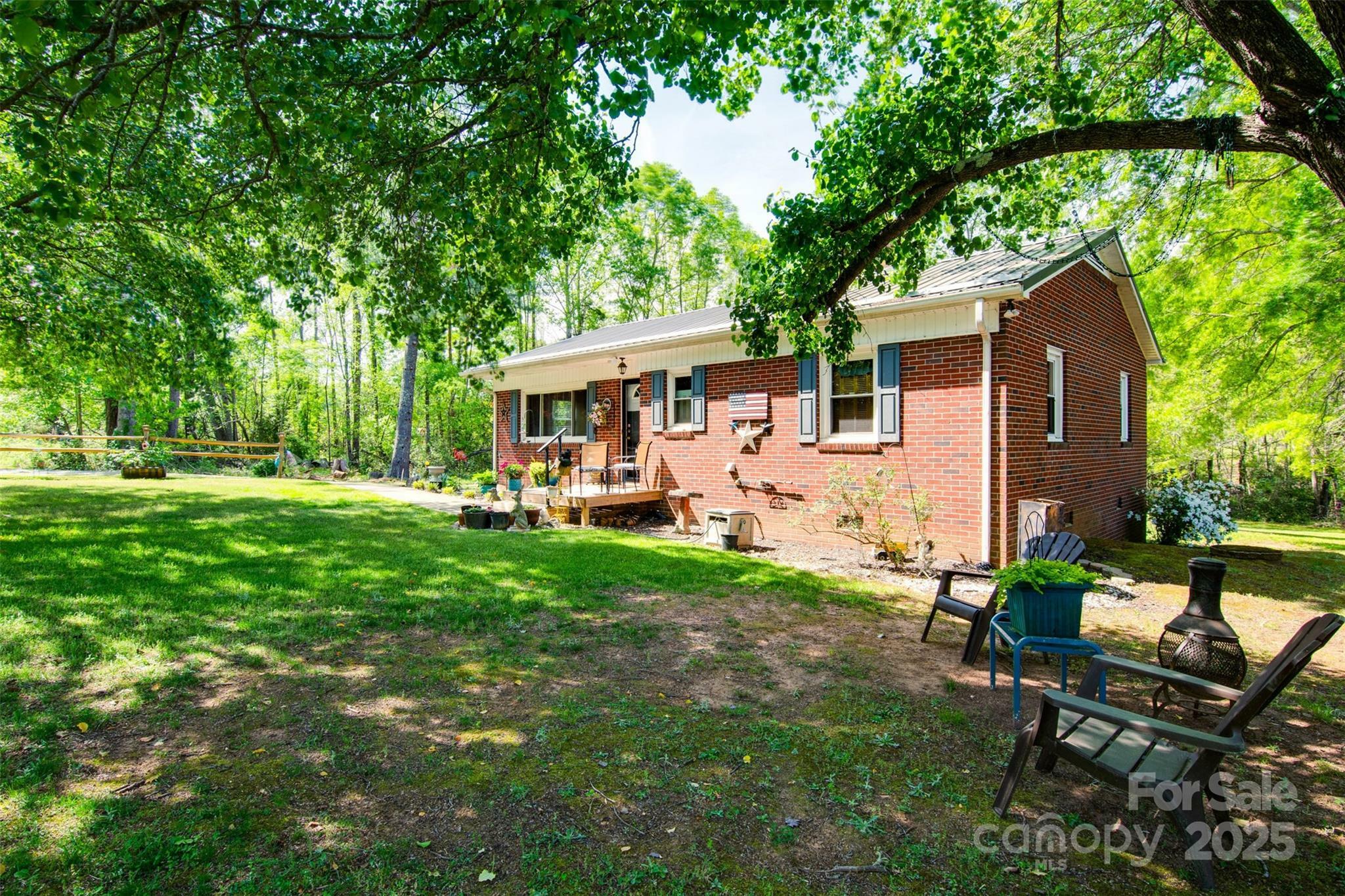 Property Photo: 372 Hendrick Road NC 28114