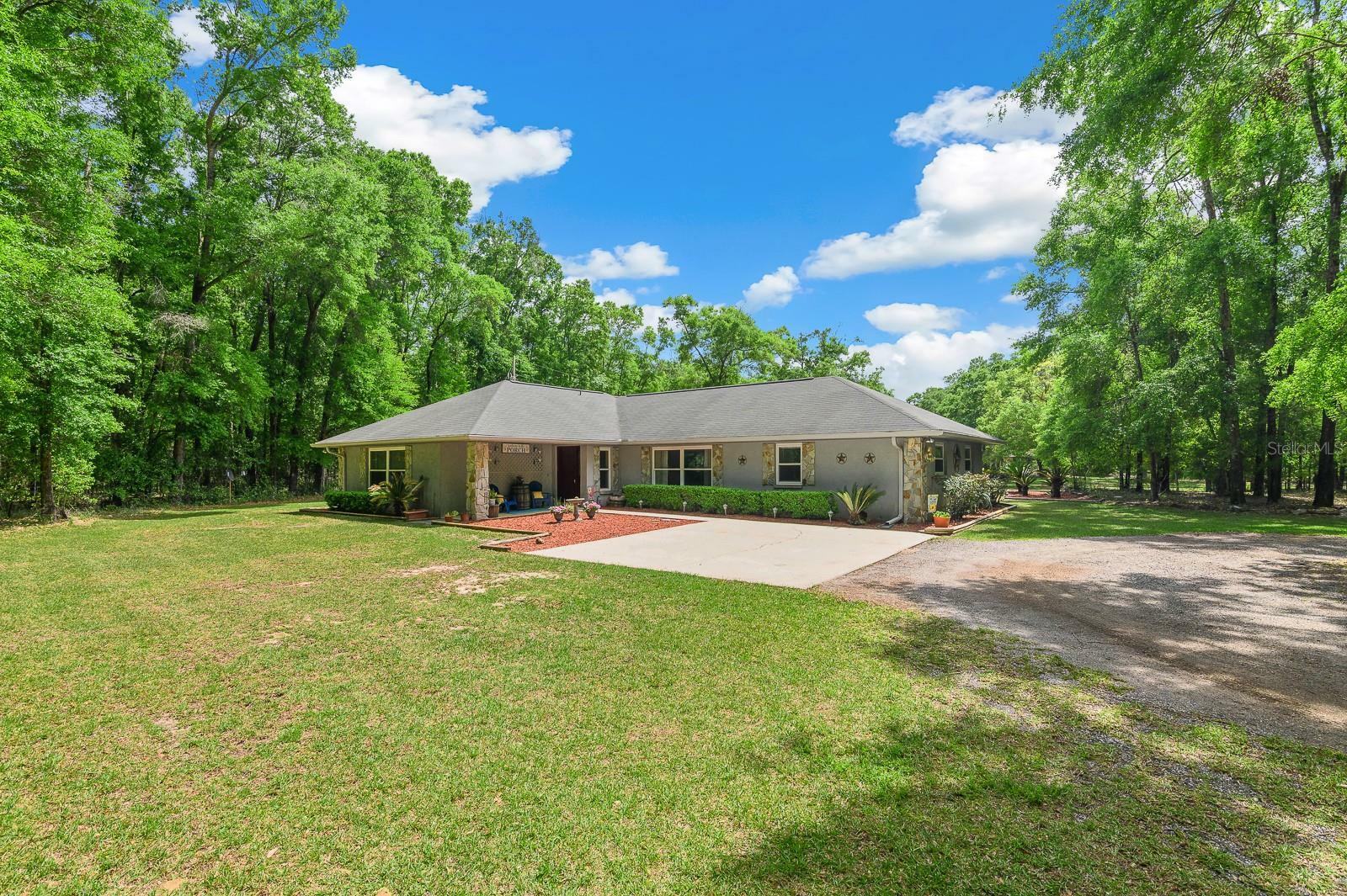 Property Photo: 23719 NW 142nd Avenue FL 32643
