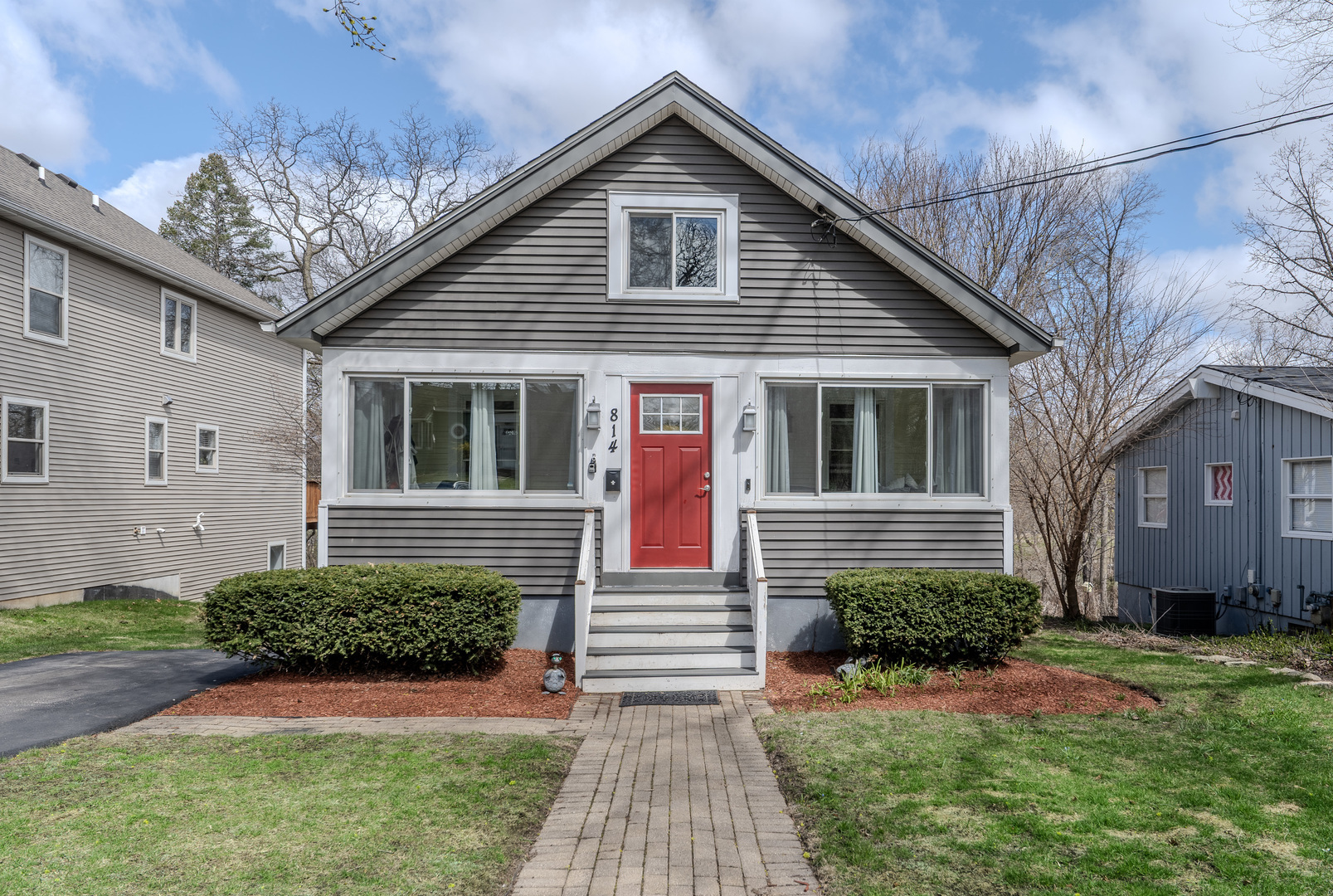Property Photo: 814 State Street IL 60174