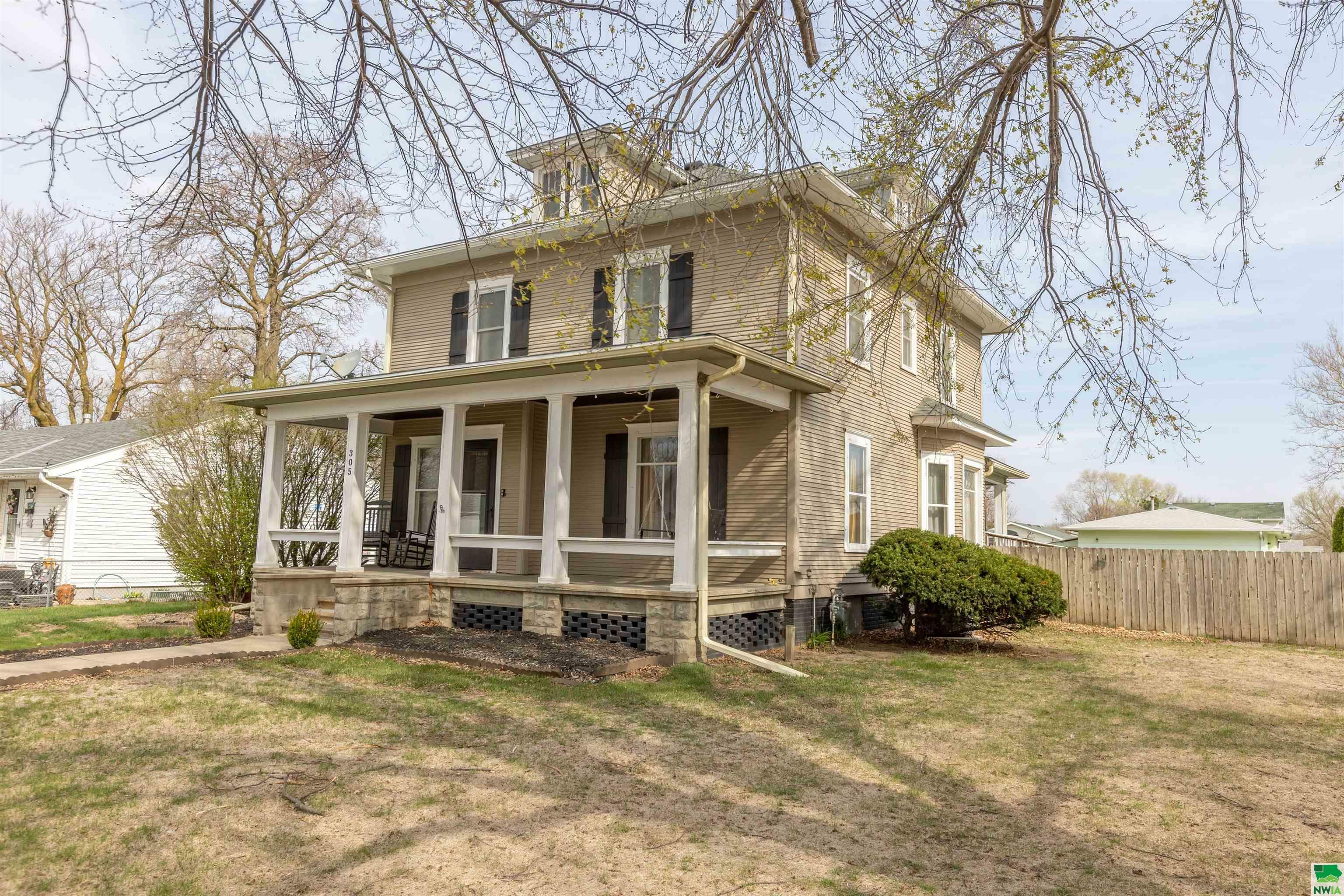 Property Photo: 305 W 17th Street NE 68776