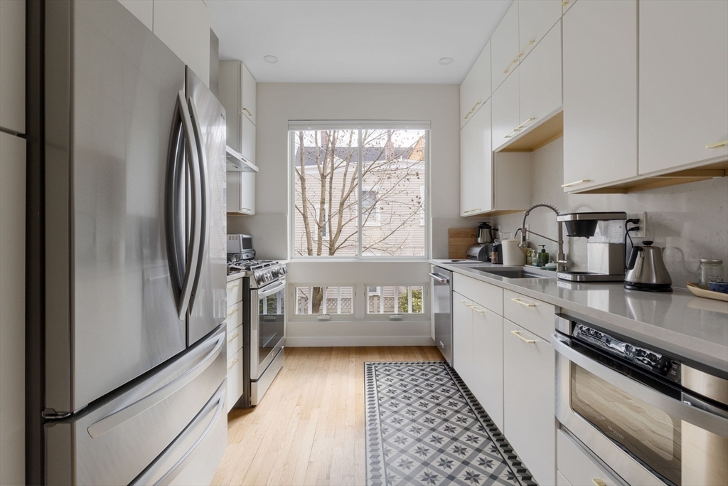 Property Photo: 6 Ellery Pl 6 MA 02138