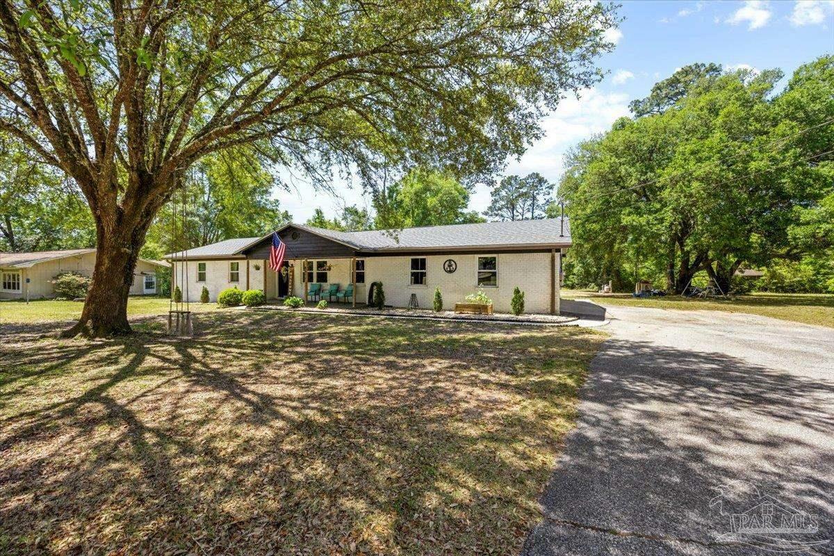 Property Photo: 8511 Klondike Rd FL 32526