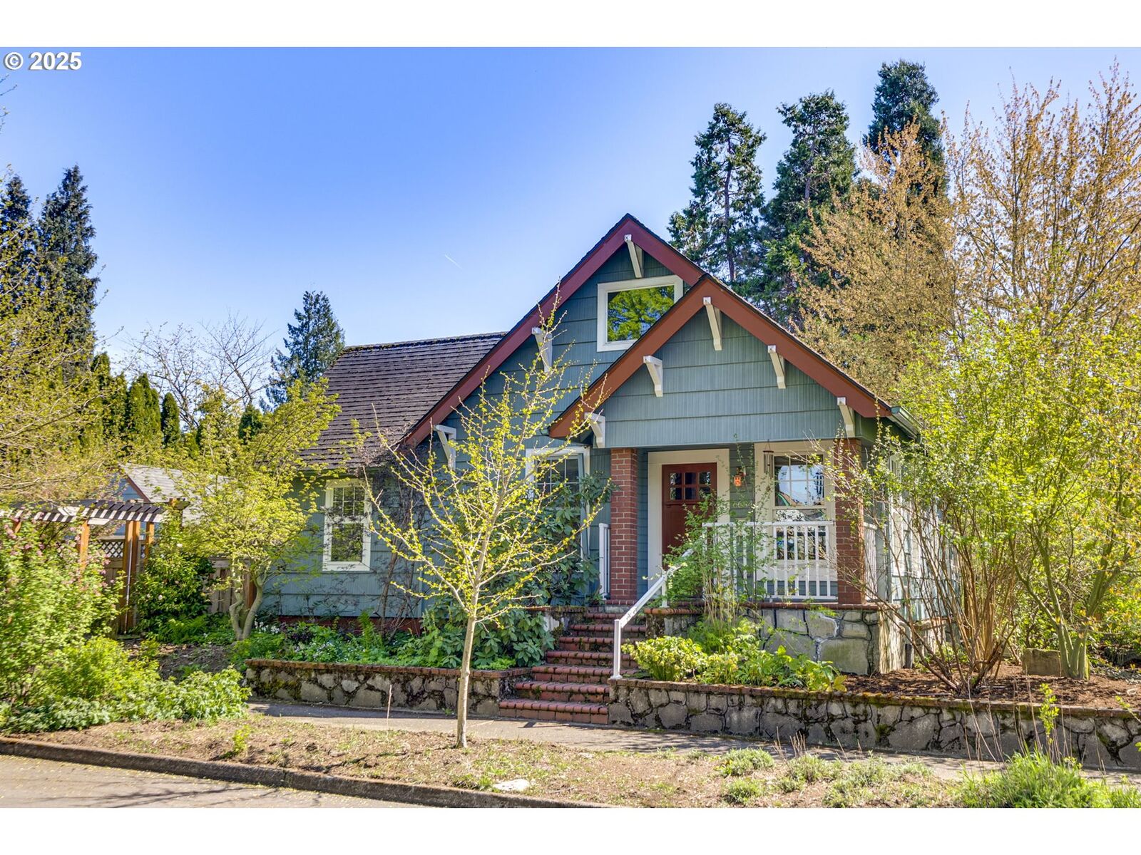 Property Photo:  6684 N Bank St  OR 97203 