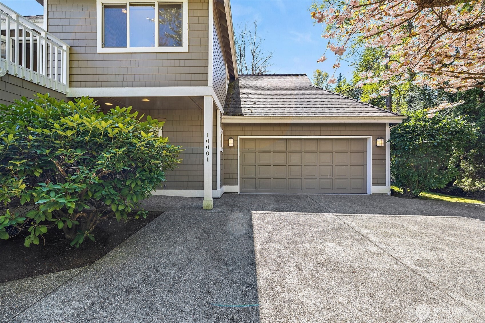 Property Photo: 10001 NE 37th Court 108 WA 98033