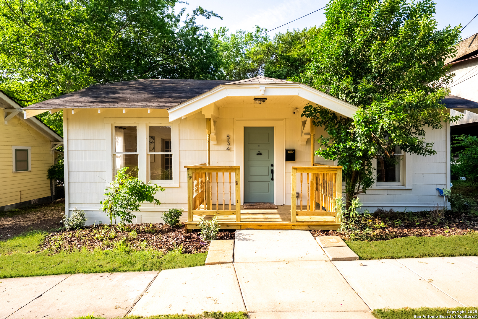 Property Photo: 834 W Mulberry Ave TX 78212