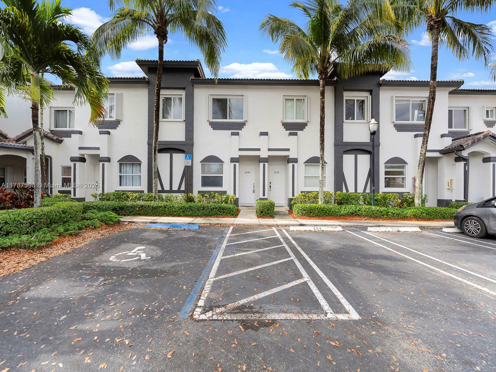 Property Photo: 2308 SE 24th Ave 2308 FL 33035