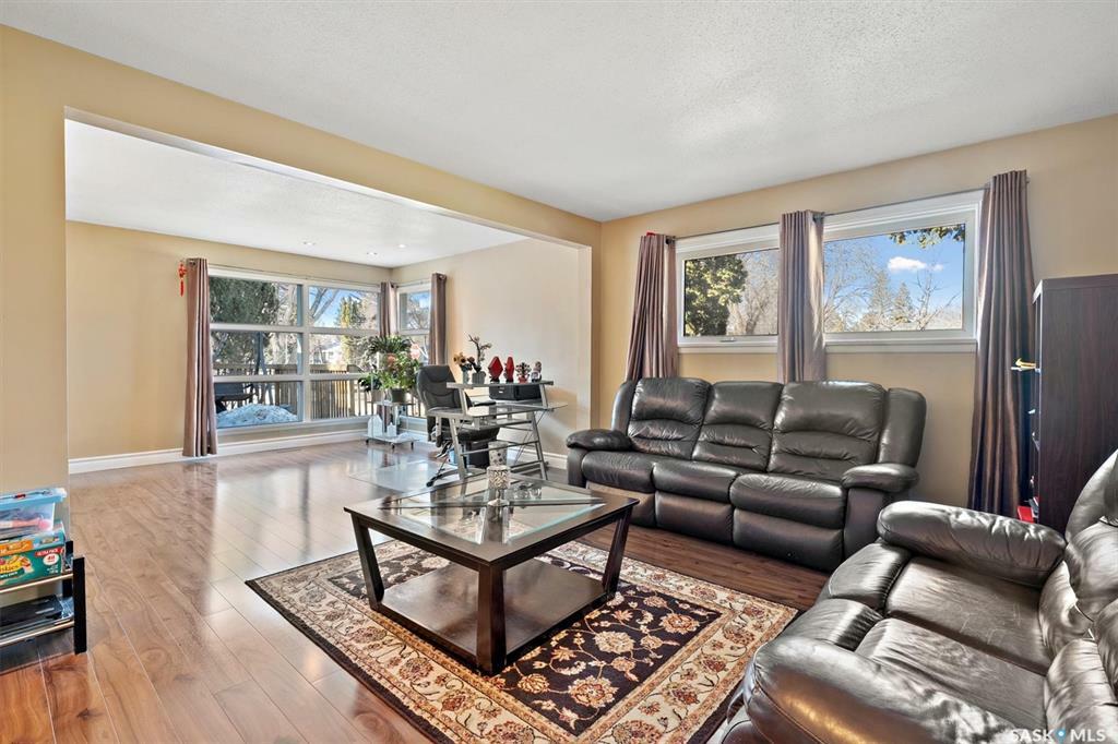 Property Photo: 1629 Cumberland Avenue S SK S7H 2M4