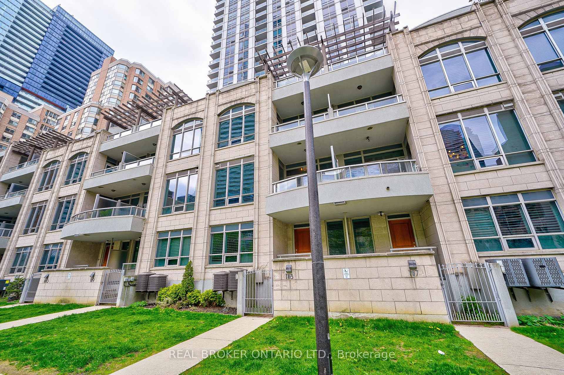 Property Photo: 761 Bay Street Th08 ON M5G 2R2