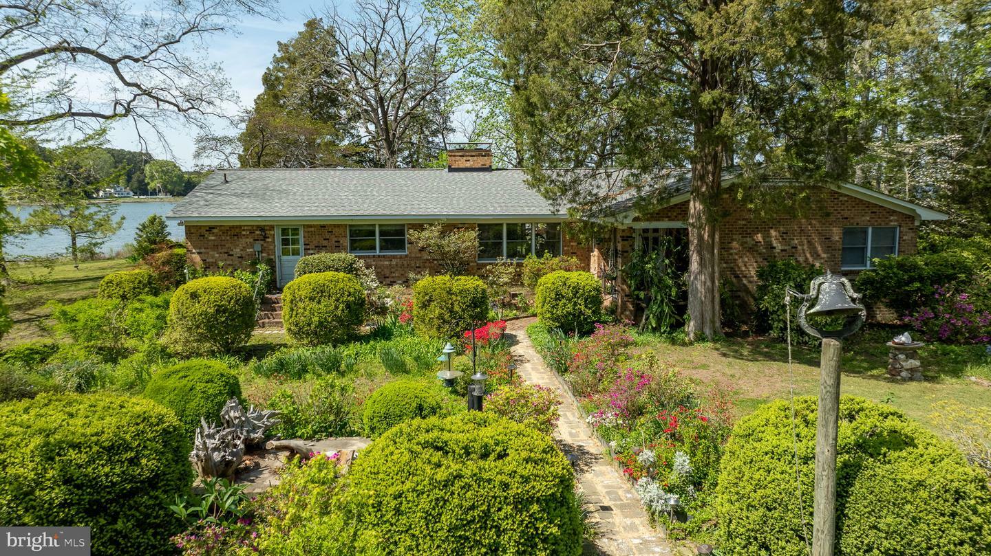 Property Photo: 5556 Roanes Wharf Road VA 23061