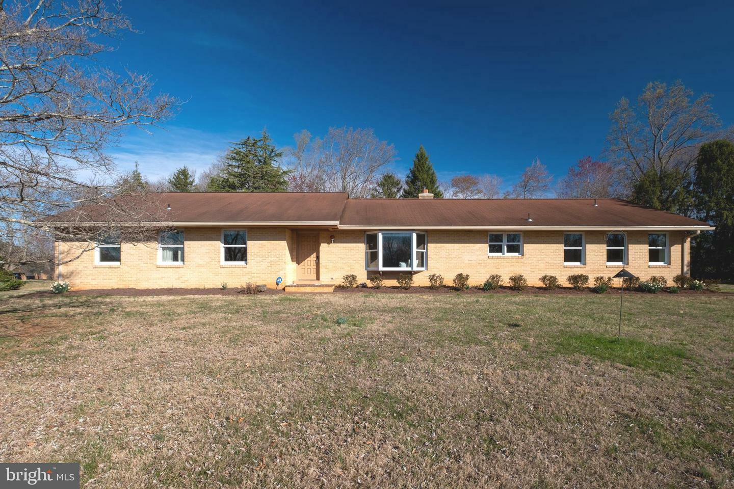 Property Photo: 6600 Castle Ridge Road VA 20124