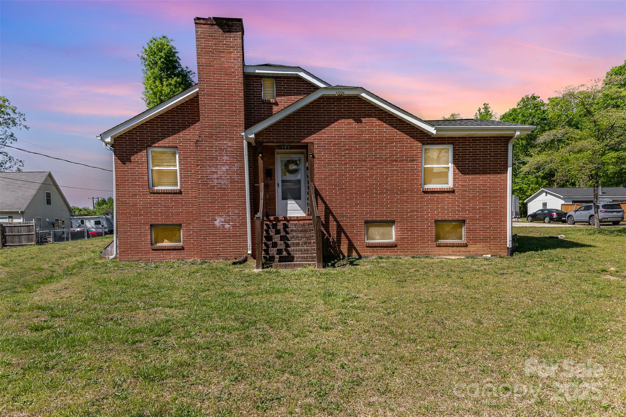 Property Photo: 955 E 13th Street NC 28083