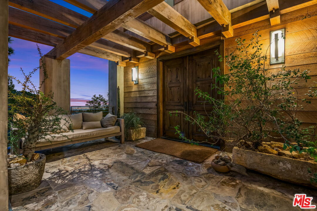 Property Photo: 1810 Mango Way CA 90049
