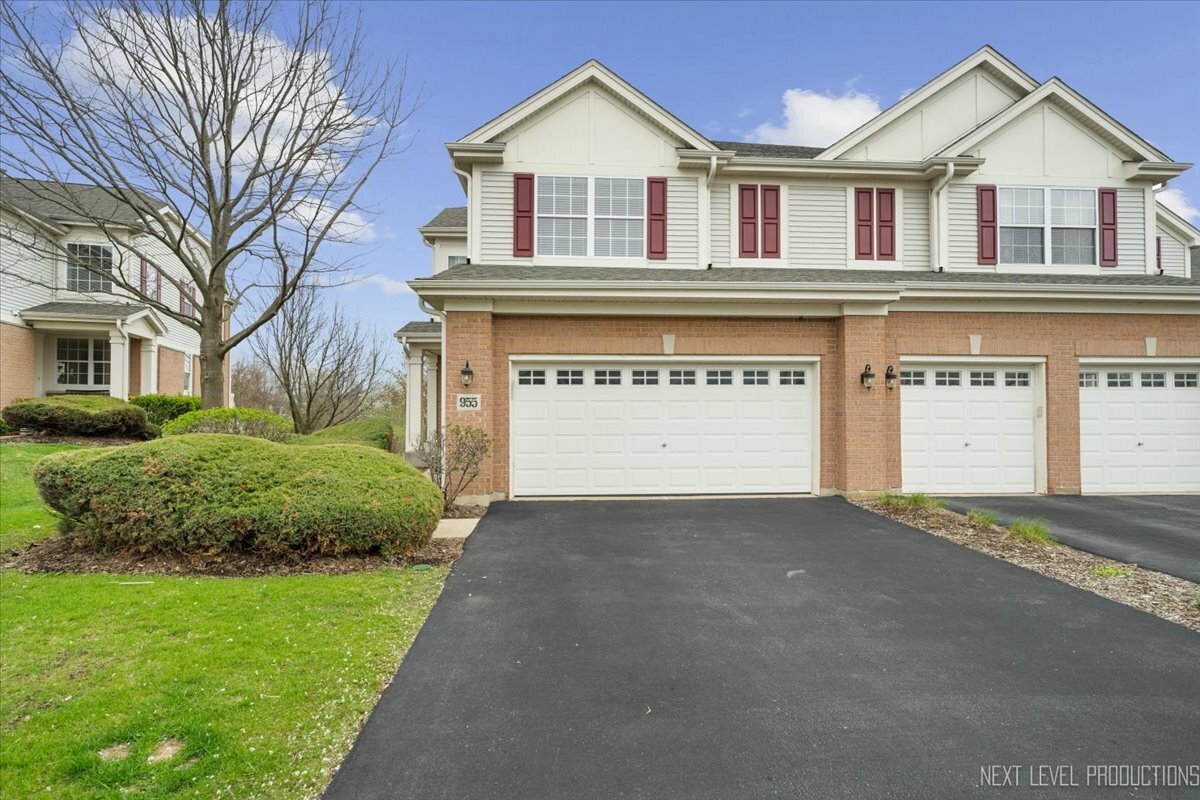 Property Photo: 955 Winners Cup Court IL 60565