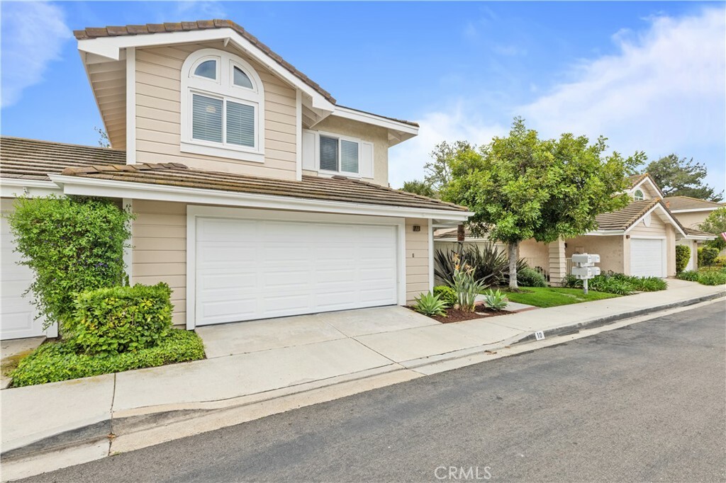 Property Photo: 10 Cedarlake 4 CA 92614